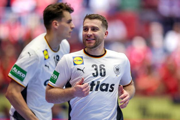 22.01.2026, Handball, Men s EHF EURO 2026, Deutschland - Portugal, Jyske Bank Boxen in Herning, Dänemark, Main Round: Lukas Mertens (Germany 36) lachend neben Julian Köster (Germany 18) Dänemark