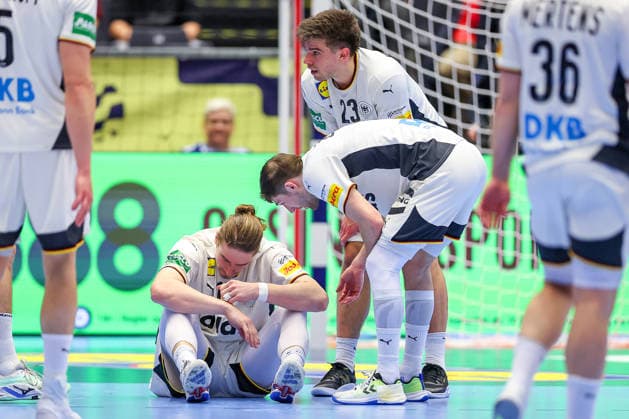 22.01.2026, Handball, Men s EHF EURO 2026, Deutschland - Portugal, Jyske Bank Boxen in Herning, Dänemark, Main Round: Juri Knorr (Germany 15) sitzt mit Schmerzen neben Renars Uscins (Germany 23) und Lukas Mertens (Germany 36) auf dem Spielfeld Dänemark