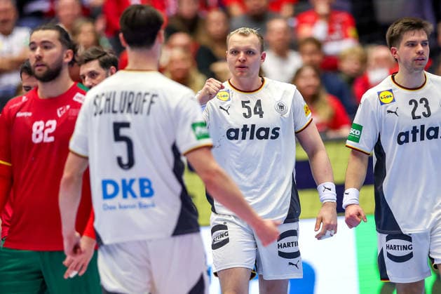 22.01.2026, Handball, Men s EHF EURO 2026, Deutschland - Portugal, Jyske Bank Boxen in Herning, Dänemark, Main Round: Justus Fischer (Germany 54) neben Miro Schluroff (Germany 05) Renars Uscins (Germany 23) jubelnd Dänemark