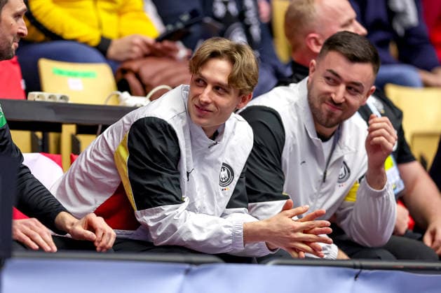 22.01.2026, Handball, Men s EHF EURO 2026, Deutschland - Portugal, Jyske Bank Boxen in Herning, Dänemark, Main Round: Mathis Häseler (Germany 14) und Jannik Kohlbacher (Germany 80) verfolgen das Spiel von der Tribüne aus Dänemark