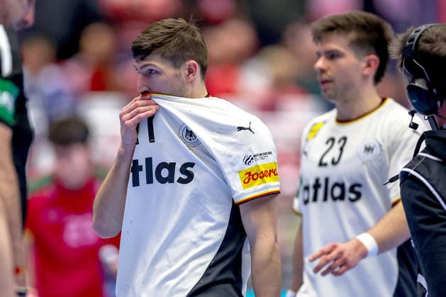 22.01.2026, Handball, Men s EHF EURO 2026, Deutschland - Portugal, Jyske Bank Boxen in Herning, Dänemark, Main Round: Lukas Zerbe (Germany 17) Renars Uscins (Germany 23) enttäuscht Enttäuschung Dänemark