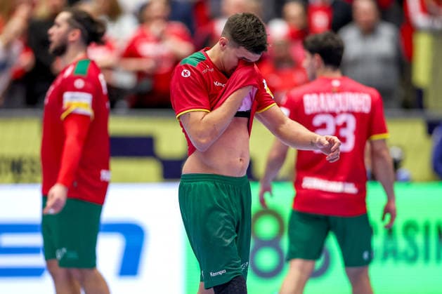 22.01.2026, Handball, Men s EHF EURO 2026, Deutschland - Portugal, Jyske Bank Boxen in Herning, Dänemark, Main Round: Francisco Mota Costa (Portugal 26) enttäuscht Enttäuschung nach der Niederlage Dänemark