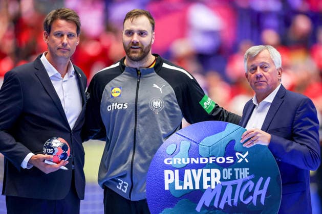 22.01.2026, Handball, Men s EHF EURO 2026, Deutschland - Portugal, Jyske Bank Boxen in Herning, Dänemark, Main Round: Player of the Match POTM Ehrung Auszeichnung Andreas Wolff (Germany 33) Dänemark