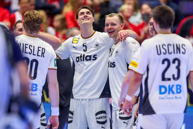 22.01.2026, Handball, Men s EHF EURO 2026, Deutschland - Portugal, Jyske Bank Boxen in Herning, Dänemark, Main Round: Abschlussjubel nach dem deutschen SIeg gegen Portugal. Miro Schluroff (Germany 05) Justus Fischer (Germany 54) Tom Kiesler (Germany 30) Renars Uscins (Germany 23) jubelnd auf dem Spielfeld Dänemark