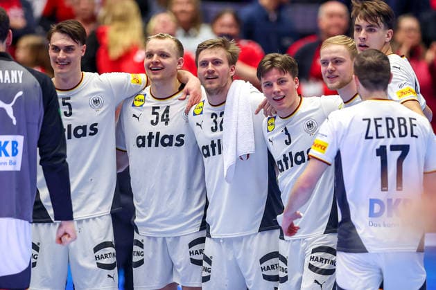 22.01.2026, Handball, Men s EHF EURO 2026, Deutschland - Portugal, Jyske Bank Boxen in Herning, Dänemark, Main Round: Abschlussjubel nach dem deutschen SIeg gegen Portugal. Miro Schluroff (Germany 05) Justus Fischer (Germany 54) Franz Semper (Germany 32) Nils Lichtlein (Germany 03) Matthes Langhoff (Germany 13) Julian Köster (Germany 18) Lukas Zerbe (Germany 17) jubelnd auf dem Spielfeld Dänemark
