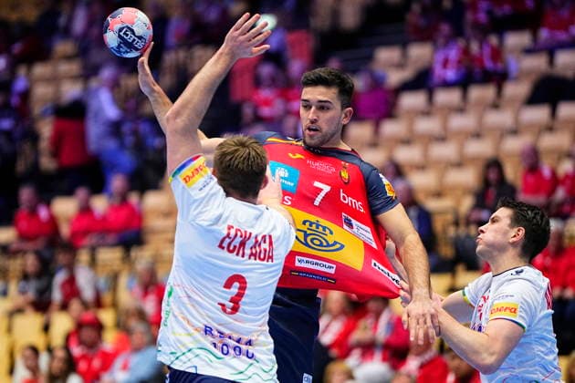 European Men s Handball Championship: Spain - Norway Spain s Jan Gurri jumps in front of Norway s Vetle Aga during the EHF Euro 2026 main round European Men s Handball Championship match between Spain and Norway in Herning, Thursday, January 22, 2026. (Photo: Bo Amstrup Scanpix 2026) , Herning Denmark Copyright: BoxAmstrupx spdk20260122-180454-L