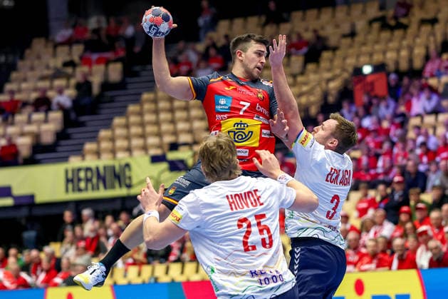 22.01.2026, Handball, Men s EHF EURO 2026, Spanien - Norwegen, Jyske Bank Boxen in Herning, Dänemark, Main Round: Jan Gurri Aregay (Espania 07) im Zweikampf gegen Martin Hernes Hovde (Norway 25) Vetle Eck Aga (Norway 03) Dänemark