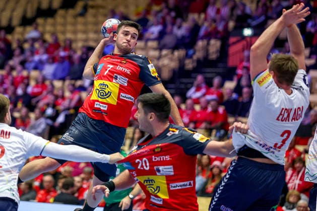 22.01.2026, Handball, Men s EHF EURO 2026, Spanien - Norwegen, Jyske Bank Boxen in Herning, Dänemark, Main Round: Jan Gurri Aregay (Espania 07) im Zweikampf gegen Vetle Eck Aga (Norway 03) Dänemark