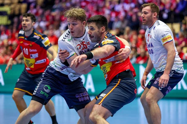 22.01.2026, Handball, Men s EHF EURO 2026, Spanien - Norwegen, Jyske Bank Boxen in Herning, Dänemark, Main Round: Martin Hernes Hovde (Norway 25) im Zweikampf gegen Abel Serdio Guntin (Espania 20) Dänemark