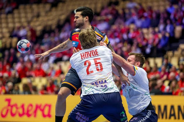 22.01.2026, Handball, Men s EHF EURO 2026, Spanien - Norwegen, Jyske Bank Boxen in Herning, Dänemark, Main Round: Natan Antonio Suarez Diaz (Espania 33) im Zweikampf gegen Martin Hernes Hovde (Norway 25) Dänemark