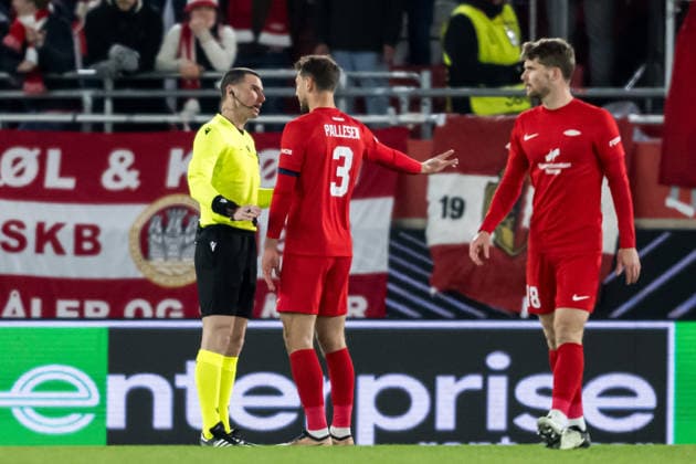 260122 Referee Georgi Kabakov and Fredrik Pallesen Knudsen of Brann during the UEFA Europa League football match between Brann and Midtjylland on January 22, 2026 in Bergen. Photo: Marius Simensen BILDBYRAN COP 238 MM0054 bbeng fotboll football soccer fotball uefa europa league brann midtjylland Copyright: MARIUSxSIMENSEN BB260122ZX009