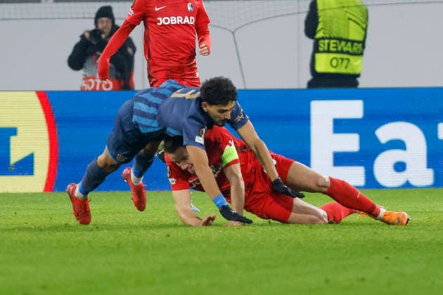 Christian Günter, Gunter (SC Freiburg, 30) und Roy Revivo (Maccabi Tel Aviv, 03) im Zweikampf , Deutschland, Fussball, UEFA Europa League, 7. Spieltag, 2025 2026, SC Freiburg vs. Maccabi Tel Aviv, Europa-Park Stadion, Freiburg im Breisgau, 22.01.2026 Freiburg im Breisgau Europa-Park Stadion Deutschland Copyright: xGrantxHubbsx