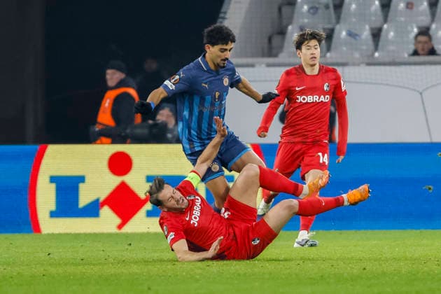 Christian Günter, Gunter (SC Freiburg, 30) und Roy Revivo (Maccabi Tel Aviv, 03) im Zweikampf , Deutschland, Fussball, UEFA Europa League, 7. Spieltag, 2025 2026, SC Freiburg vs. Maccabi Tel Aviv, Europa-Park Stadion, Freiburg im Breisgau, 22.01.2026 Freiburg im Breisgau Europa-Park Stadion Deutschland Copyright: xGrantxHubbsx