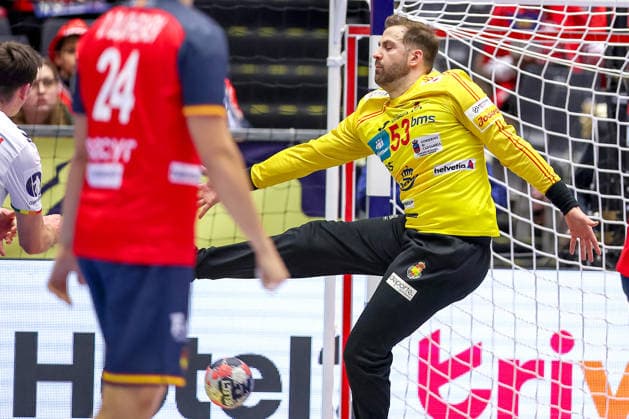 22.01.2026, Handball, Men s EHF EURO 2026, Spanien - Norwegen, Jyske Bank Boxen in Herning, Dänemark, Main Round: Ignacio Biosca Garcia (Espania 53) verteidigt im Tor Dänemark