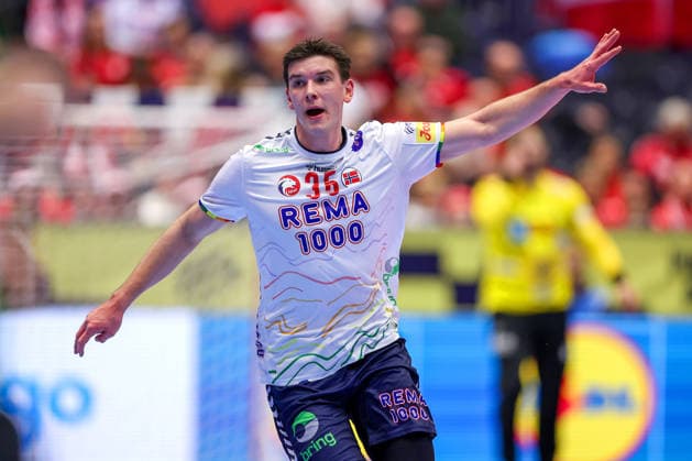 22.01.2026, Handball, Men s EHF EURO 2026, Spanien - Norwegen, Jyske Bank Boxen in Herning, Dänemark, Main Round: Patrick Helland Anderson (Norway 35) jubelnd gestikulierend auf dem Spielfeld Dänemark