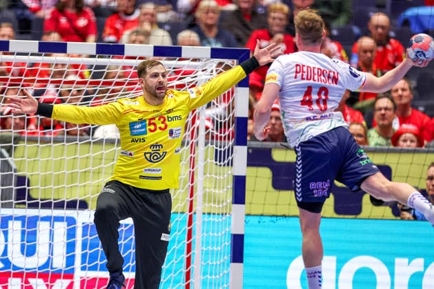 22.01.2026, Handball, Men s EHF EURO 2026, Spanien - Norwegen, Jyske Bank Boxen in Herning, Dänemark, Main Round: Ignacio Biosca Garcia (Espania 53) im Zweikampf gegen August Baskar Pedersen (Norway 40) Dänemark