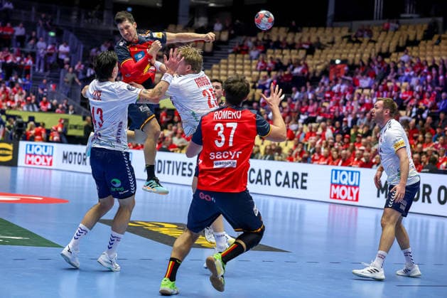 22.01.2026, Handball, Men s EHF EURO 2026, Spanien - Norwegen, Jyske Bank Boxen in Herning, Dänemark, Main Round: Jan Gurri Aregay (Espania 07) im Zweikampf gegen Simen Ulstad Lyse (Norway 43) Martin Hernes Hovde (Norway 25) Dänemark