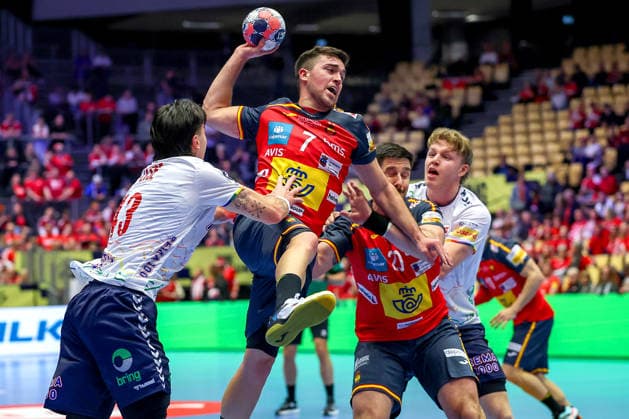 22.01.2026, Handball, Men s EHF EURO 2026, Spanien - Norwegen, Jyske Bank Boxen in Herning, Dänemark, Main Round: Jan Gurri Aregay (Espania 07) im Zweikampf gegen Simen Ulstad Lyse (Norway 43) Dänemark