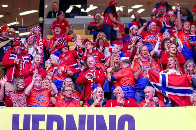 22.01.2026, Handball, Men s EHF EURO 2026, Spanien - Norwegen, Jyske Bank Boxen in Herning, Dänemark, Main Round: Fans aus Norwegen feuern die Mannschaft an. Dänemark