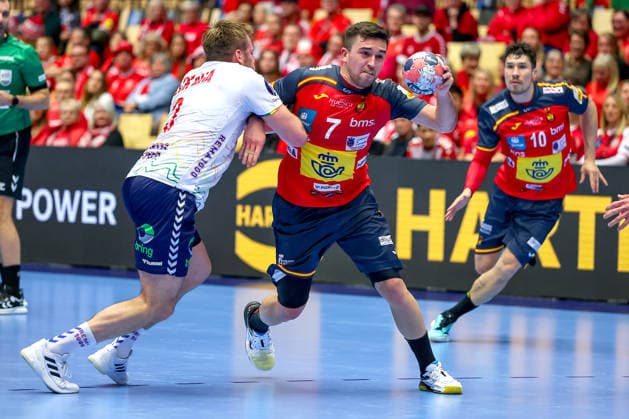 22.01.2026, Handball, Men s EHF EURO 2026, Spanien - Norwegen, Jyske Bank Boxen in Herning, Dänemark, Main Round: Jan Gurri Aregay (Espania 07) im Zweikampf gegen Vetle Eck Aga (Norway 03) Dänemark