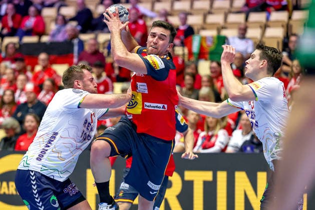 22.01.2026, Handball, Men s EHF EURO 2026, Spanien - Norwegen, Jyske Bank Boxen in Herning, Dänemark, Main Round: Jan Gurri Aregay (Espania 07) im Zweikampf gegen Vetle Eck Aga (Norway 03) Dänemark