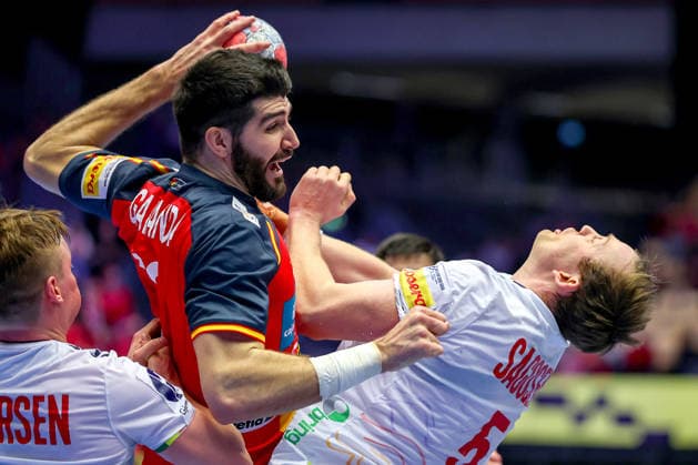 22.01.2026, Handball, Men s EHF EURO 2026, Spanien - Norwegen, Jyske Bank Boxen in Herning, Dänemark, Main Round: Imanol Garciandia Alustiza (Espania 18) im Zweikampf gegen Sander Sagosen (Norway 05) Dänemark