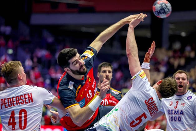 22.01.2026, Handball, Men s EHF EURO 2026, Spanien - Norwegen, Jyske Bank Boxen in Herning, Dänemark, Main Round: Imanol Garciandia Alustiza (Espania 18) im Zweikampf gegen Sander Sagosen (Norway 05) Dänemark