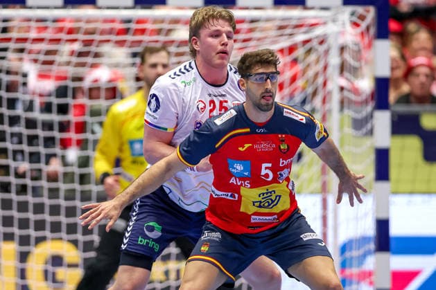 22.01.2026, Handball, Men s EHF EURO 2026, Spanien - Norwegen, Jyske Bank Boxen in Herning, Dänemark, Main Round: Martin Hernes Hovde (Norway 25) im Zweikampf gegen Antonio Serradilla Cuenca (Espania 05) Dänemark
