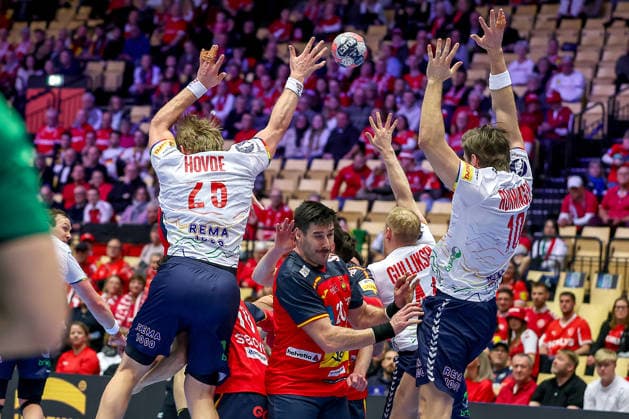 22.01.2026, Handball, Men s EHF EURO 2026, Spanien - Norwegen, Jyske Bank Boxen in Herning, Dänemark, Main Round: Martin Hernes Hovde (Norway 25) Vetle Ronningen (Norway 10) verteidigen am Kreis Dänemark