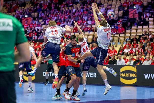 22.01.2026, Handball, Men s EHF EURO 2026, Spanien - Norwegen, Jyske Bank Boxen in Herning, Dänemark, Main Round: Martin Hernes Hovde (Norway 25) Vetle Ronningen (Norway 10) verteidigen am Kreis Dänemark