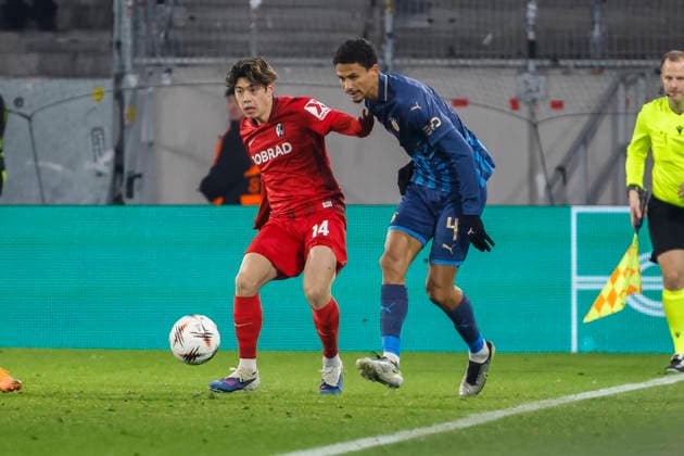 Yuito Suzuki (SC Freiburg, 14) und Heitor (Maccabi Tel Aviv, 04) im Zweikampf , Deutschland, Fussball, UEFA Europa League, 7. Spieltag, 2025 2026, SC Freiburg vs. Maccabi Tel Aviv, Europa-Park Stadion, Freiburg im Breisgau, 22.01.2026 Freiburg im Breisgau Europa-Park Stadion Deutschland Copyright: xGrantxHubbsx