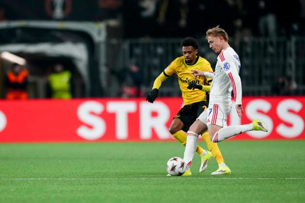 Schweiz: UEFA Europa League 2025 26, BSC Young Boys vs Olympique Lyonnais - Stadion Wankdorf, Bern: Adam Karabec (7 Lyon) im Duell mit Alan Virginius (7 Young Boys) Bern Stadion Wankdorf Bern Schweiz Copyright: xKjetilxWaberx