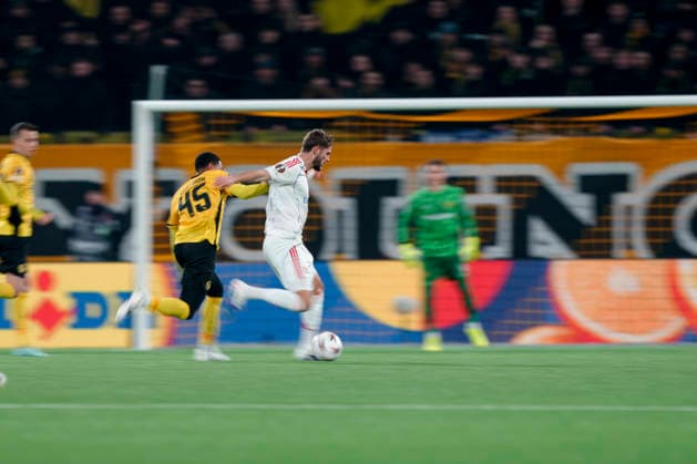 Schweiz: UEFA Europa League 2025 26, BSC Young Boys vs Olympique Lyonnais - Stadion Wankdorf, Bern: Tanner Tessmann (6 Lyon) im Duell mit Rayan Raveloson (45 Young Boys) Bern Stadion Wankdorf Bern Schweiz Copyright: xKjetilxWaberx