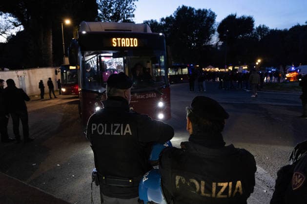 Police officers check on Stuttgart fans at Villa Borghese before the Roma-Stuttgart Europa League match.  Copyright: xMatteoxNardonex xipa-agency.netx xMatteoxNardonex IPA_Agency_IPA70424070