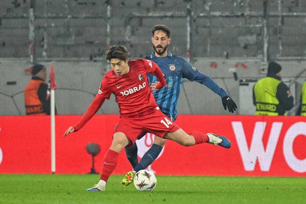 Yuito Suzuki (SC Freiburg, 14), Sagiv Jehezkel (Maccabi Tel Aviv FC, 11) im Duell. GER, SC Freiburg - Maccabi Tel Aviv, Fussball, Europa League, 7. Spieltag, Saison 2025 2026, 22.01.2026 GER, SC Freiburg - Maccabi Tel Aviv, Fussball, Europa League, 7. Spieltag, Saison 2025 2026, 22.01.2026 Freiburg Copyright: xEibner-Pressefoto ThomasxHessx EP_THS