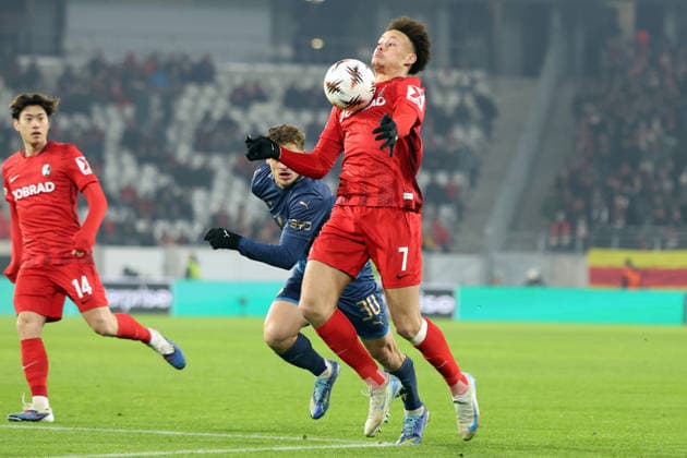 22.01.2026, xrekx, Fussball UEFA Europa League, SC Freiburg - Maccabi Tel Aviv v.l. Itamar Noy (Maccabi Tel Aviv) Derry Scherhant (SC Freiburg) Zweikampf, Aktion, action, battle for the ball (DFL DFB REGULATIONS PROHIBIT ANY USE OF PHOTOGRAPHS as IMAGE SEQUENCES and or QUASI-VIDEO) Freiburg
