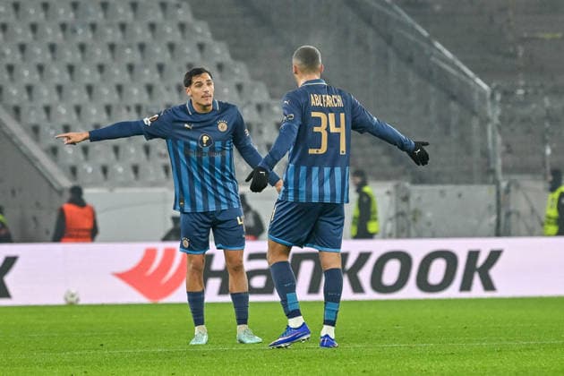 Itai Ben Hamo (Maccabi Tel Aviv FC, 41) spricht mit Saied Abu Farchi (Maccabi Tel Aviv FC, 34) GER, SC Freiburg - Maccabi Tel Aviv, Fussball, Europa League, 7. Spieltag, Saison 2025 2026, 22.01.2026 GER, SC Freiburg - Maccabi Tel Aviv, Fussball, Europa League, 7. Spieltag, Saison 2025 2026, 22.01.2026 Freiburg Copyright: xEibner-Pressefoto ThomasxHessx EP_THS