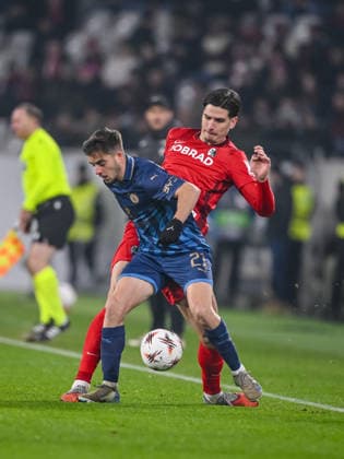 Noam Ben Harosh (Maccabi Tel-Aviv FC) und Igor MatanoviÄ‡ (SC Freiburg) battle for the ball during the UEFA Europa League 2025 26 League Phase MD7 match between SC Freiburg and Maccabi Tel-Aviv FC at Stadion am Wolfswinkel on January 22, 2026 in Freiburg im Breisgau, Germany. (Photo by Harry Langer DeFodi Images) -