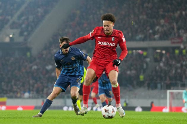 Noam Ben Harush (Maccabi Tel Aviv, 21) im Zweikampf mit Derry Scherhant (SC Freiburg, 07) , Deutschland, Fussball, UEFA Europa League, 7.Spieltag, Ligaphase, 2025 2026, SC Freiburg vs. Maccabi Tel Aviv, 22.01.2026, Europa-Park Stadion, Freiburg, Deutschland Freiburg Europa-Park Stadion Baden-Württemberg Deutschland Copyright: xArnexAmbergx