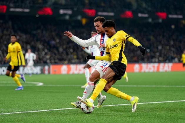 Schweiz: UEFA Europa League 2025 26, BSC Young Boys vs Olympique Lyonnais - Stadion Wankdorf, Bern: Alan Virginius (7 Young Boys) im Duell mit Justin Kluivert (21 Lyon) Bern Stadion Wankdorf Bern Schweiz Copyright: xKjetilxWaberx