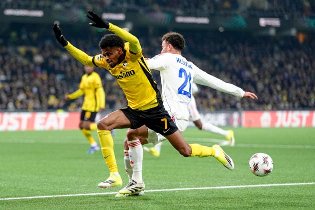 Schweiz: UEFA Europa League 2025 26, BSC Young Boys vs Olympique Lyonnais - Stadion Wankdorf, Bern: Alan Virginius (7 Young Boys) im Duell mit Justin Kluivert (21 Lyon) Bern Stadion Wankdorf Bern Schweiz Copyright: xKjetilxWaberx