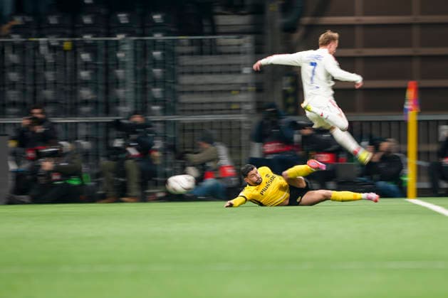 Schweiz: UEFA Europa League 2025 26, BSC Young Boys vs Olympique Lyonnais - Stadion Wankdorf, Bern: Loris Benito (23 Young Boys) mit der Verteidigung gegen Adam Karabec (7 Lyon) Bern Stadion Wankdorf Bern Schweiz Copyright: xKjetilxWaberx