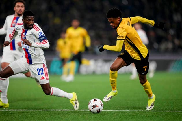 Schweiz: UEFA Europa League 2025 26, BSC Young Boys vs Olympique Lyonnais - Stadion Wankdorf, Bern: Alan Virginius (7 Young Boys) im Duell mit Clinton Mata (22 Lyon) Bern Stadion Wankdorf Bern Schweiz Copyright: xKjetilxWaberx