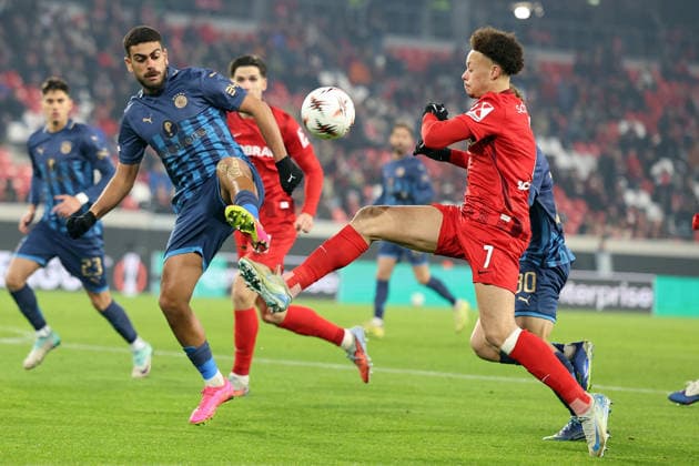 22.01.2026, xrekx, Fussball UEFA Europa League, SC Freiburg - Maccabi Tel Aviv v.l. Raz Shlomo (Maccabi Tel Aviv) Derry Scherhant (SC Freiburg) Zweikampf, Aktion, action, battle for the ball (DFL DFB REGULATIONS PROHIBIT ANY USE OF PHOTOGRAPHS as IMAGE SEQUENCES and or QUASI-VIDEO) Freiburg