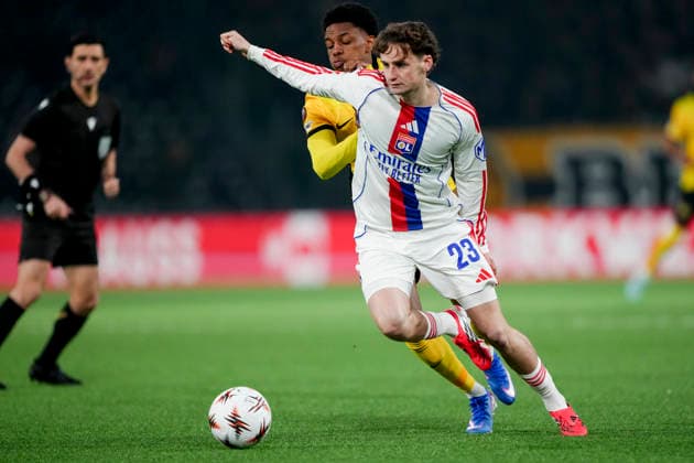 Schweiz: UEFA Europa League 2025 26, BSC Young Boys vs Olympique Lyonnais - Stadion Wankdorf, Bern: Alvyn Sanches (10 Young Boys) im Duell mit Tyler Morton (23 Lyon) Bern Stadion Wankdorf Bern Schweiz Copyright: xKjetilxWaberx