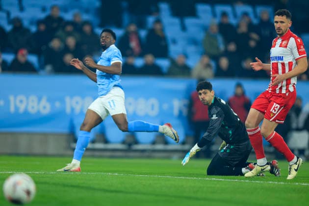Crvena Zvezda s goalkeeper Matheus Magalhaes and MiloÅ¡ VeljkoviÄ‡ watch Malmö s Emmanuel Ekong miss a goal during Thursday s Uefa Europa League football match between Malmö FF and Crvena Zvezda at Eleda Stadium in Malmö, Sweden, January 22, 2026. MALMÖ SWEDEN x10600x