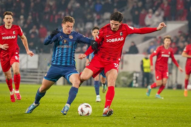 Fussball UEFA Europa League 2025 26, 7. Spieltag - SC Freiburg vs Maccabi Tel Aviv - Europa-Park-Stadion (Freiburg): Igor Matanovic (SC Freiburg, 31) Itamar Noy (Maccabi Tel Aviv, 30) Copyright: xJOERANxSTEINSIEKx
