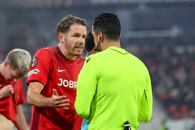 Christian Günter, Gunter (SC Freiburg, 30) und Schiedsrichter Mohammed Al-Hakim (SWE) im Dialog , Deutschland, Fussball, UEFA Europa League, 7. Spieltag, 2025 2026, SC Freiburg vs. Maccabi Tel Aviv, Europa-Park Stadion, Freiburg im Breisgau, 22.01.2026 Freiburg im Breisgau Europa-Park Stadion Deutschland Copyright: xGrantxHubbsx