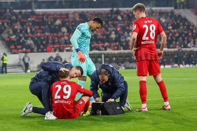Philipp Treu (SC Freiburg, 29) verletzt am Boden , Deutschland, Fussball, UEFA Europa League, 7. Spieltag, 2025 2026, SC Freiburg vs. Maccabi Tel Aviv, Europa-Park Stadion, Freiburg im Breisgau, 22.01.2026 Freiburg im Breisgau Europa-Park Stadion Deutschland Copyright: xGrantxHubbsx