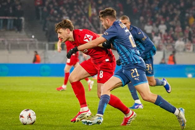 Fussball UEFA Europa League 2025 26, 7. Spieltag - SC Freiburg vs Maccabi Tel Aviv - Europa-Park-Stadion (Freiburg): Maximilian Eggestein (SC Freiburg, 08) Noam Ben Harush (Maccabi Tel Aviv, 21) Copyright: xJOERANxSTEINSIEKx